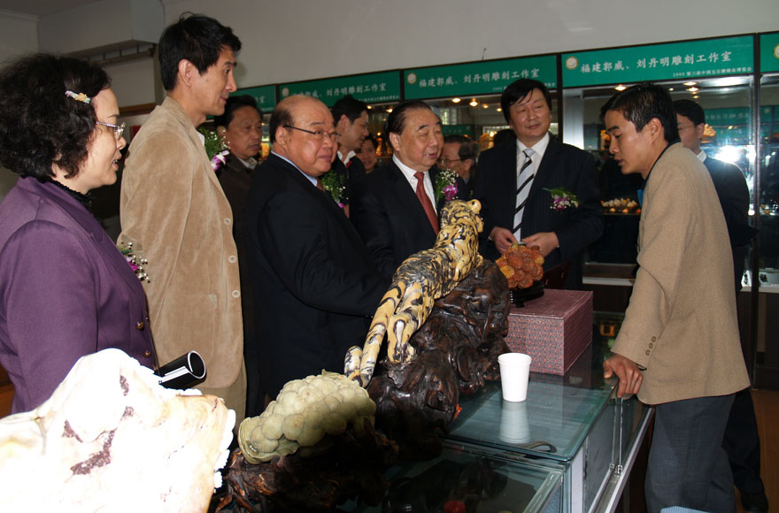 中國工藝美術(shù)協(xié)會執(zhí)行理事長蔣仲平來廠視察