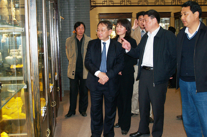 貴州省副省長工美協(xié)名譽理事長謝慶生